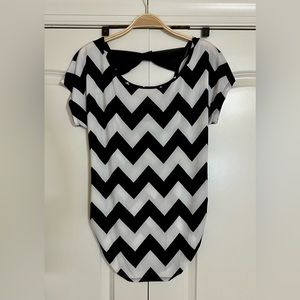 NWOT Free Kisses Top w/ Bow in Back - Ruched on Sides - SMALL - Black & White